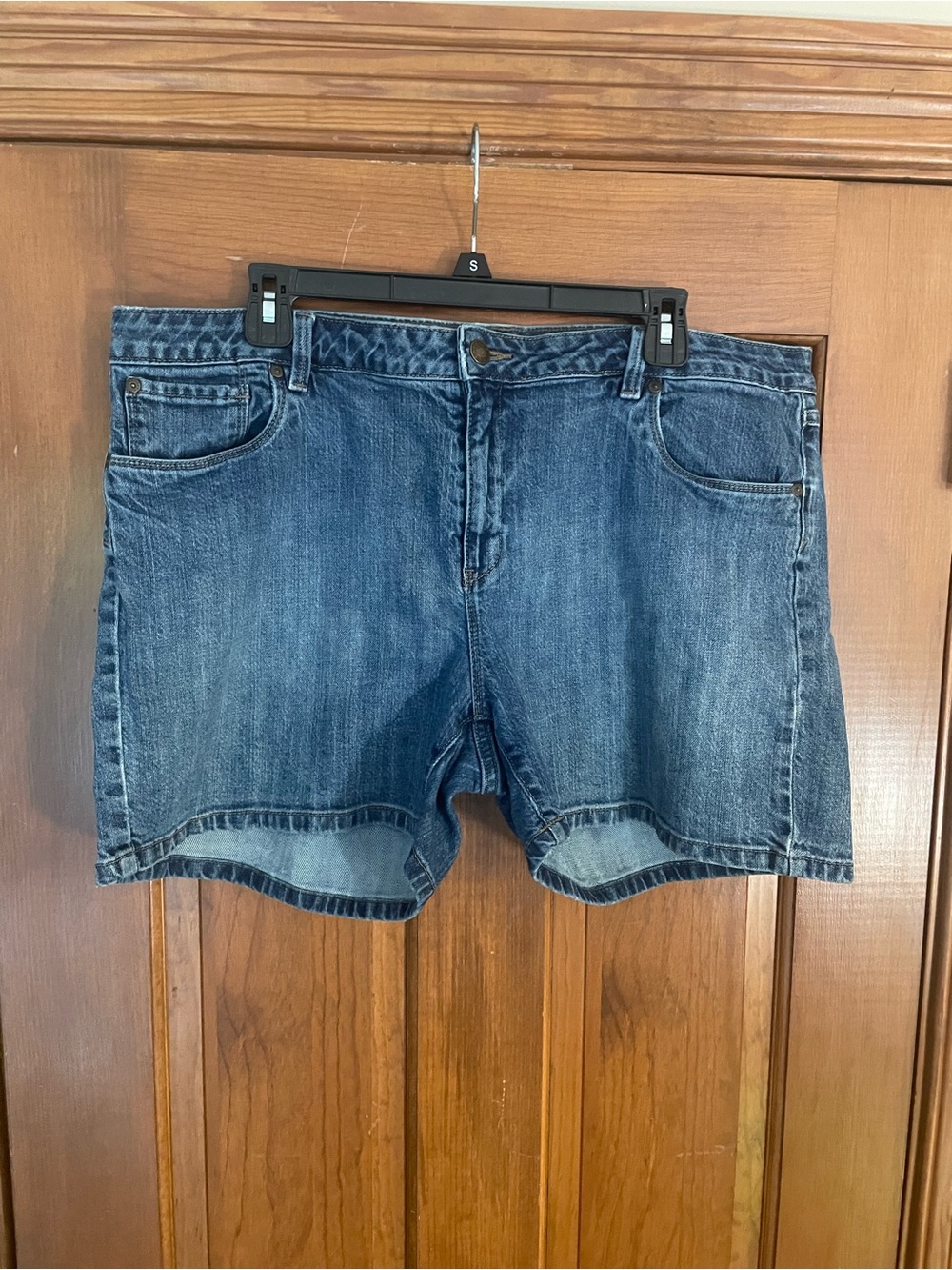 Falls Creek Women’s Blue Denim Shorts, Subtle Fading, Cotton and Spandex Size 18
